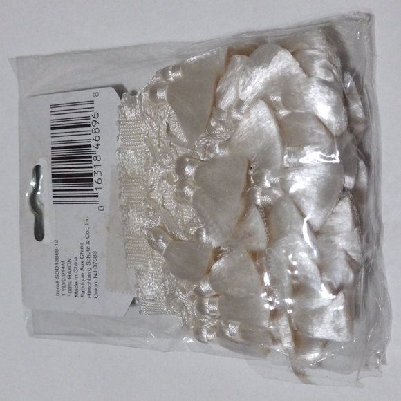 3/$15 Tassel Trim 36" - Picture 2 of 4